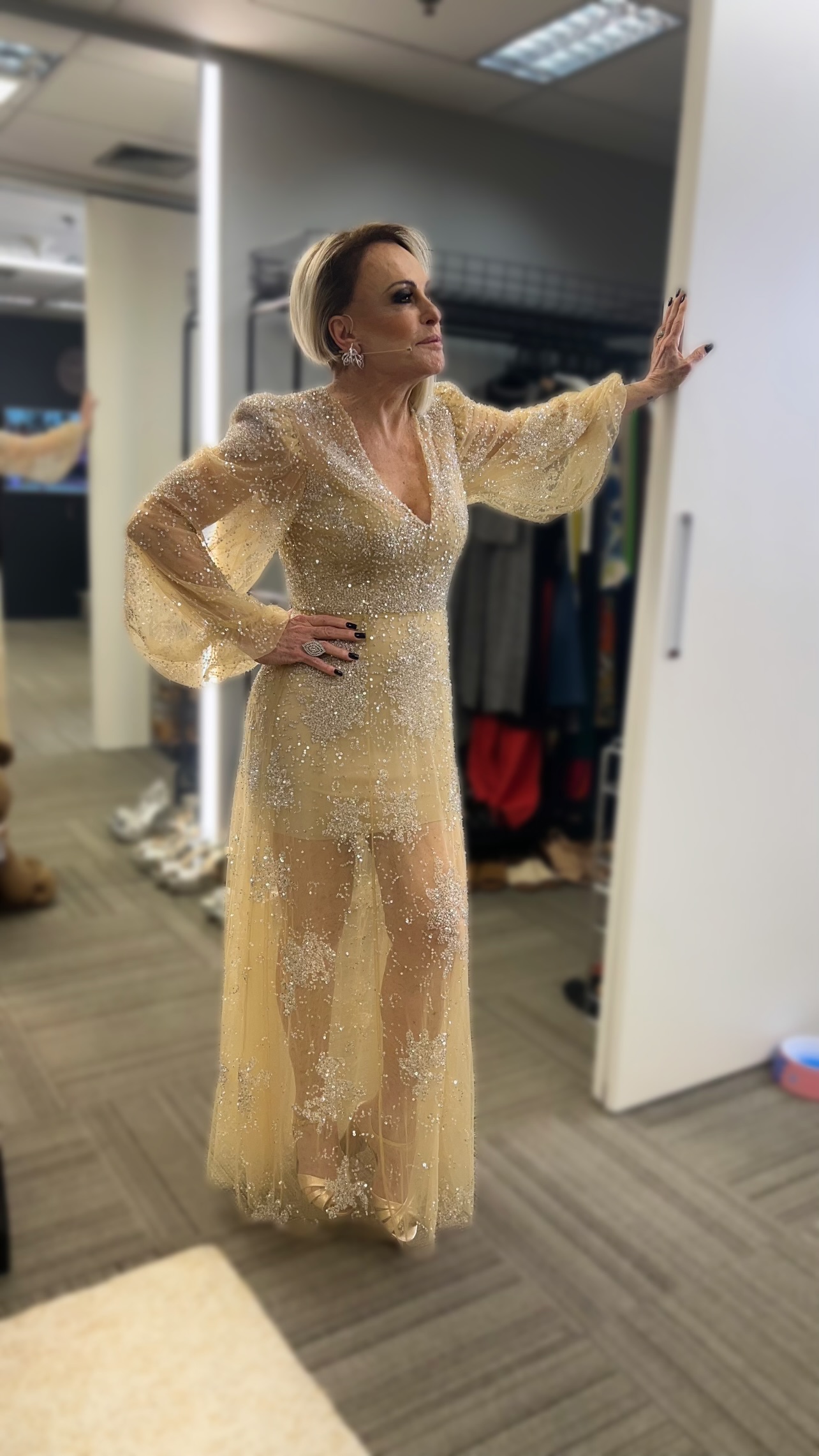 Ana Maria Braga usa look transparente para 25 anos do Mais Você