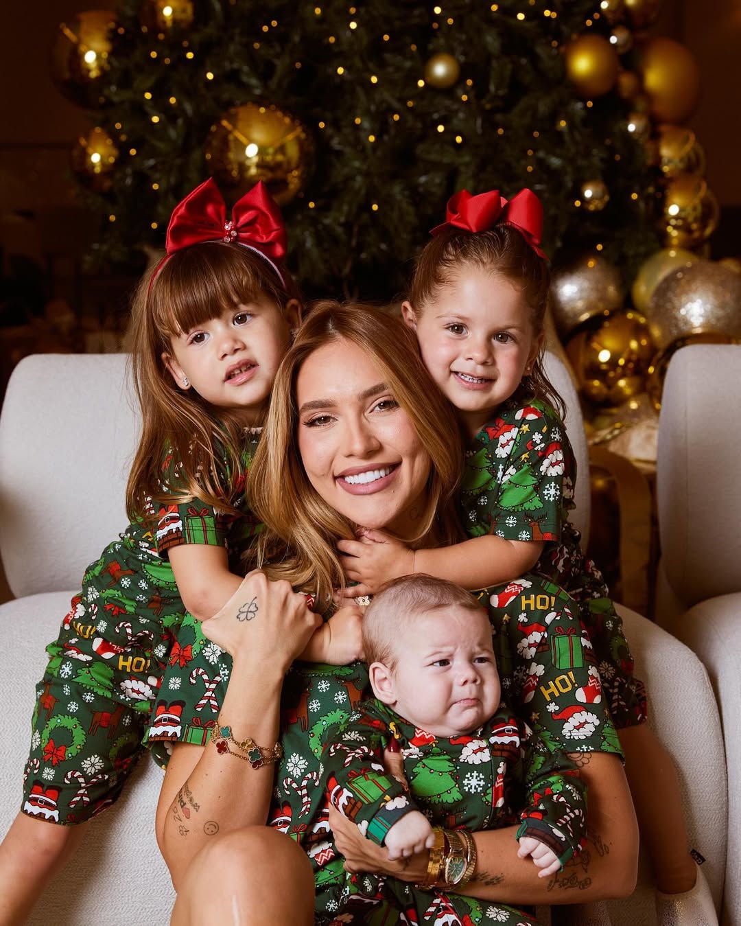 Virginia Fonseca e Zé Felipe posam com filhos em ensaio de Natal