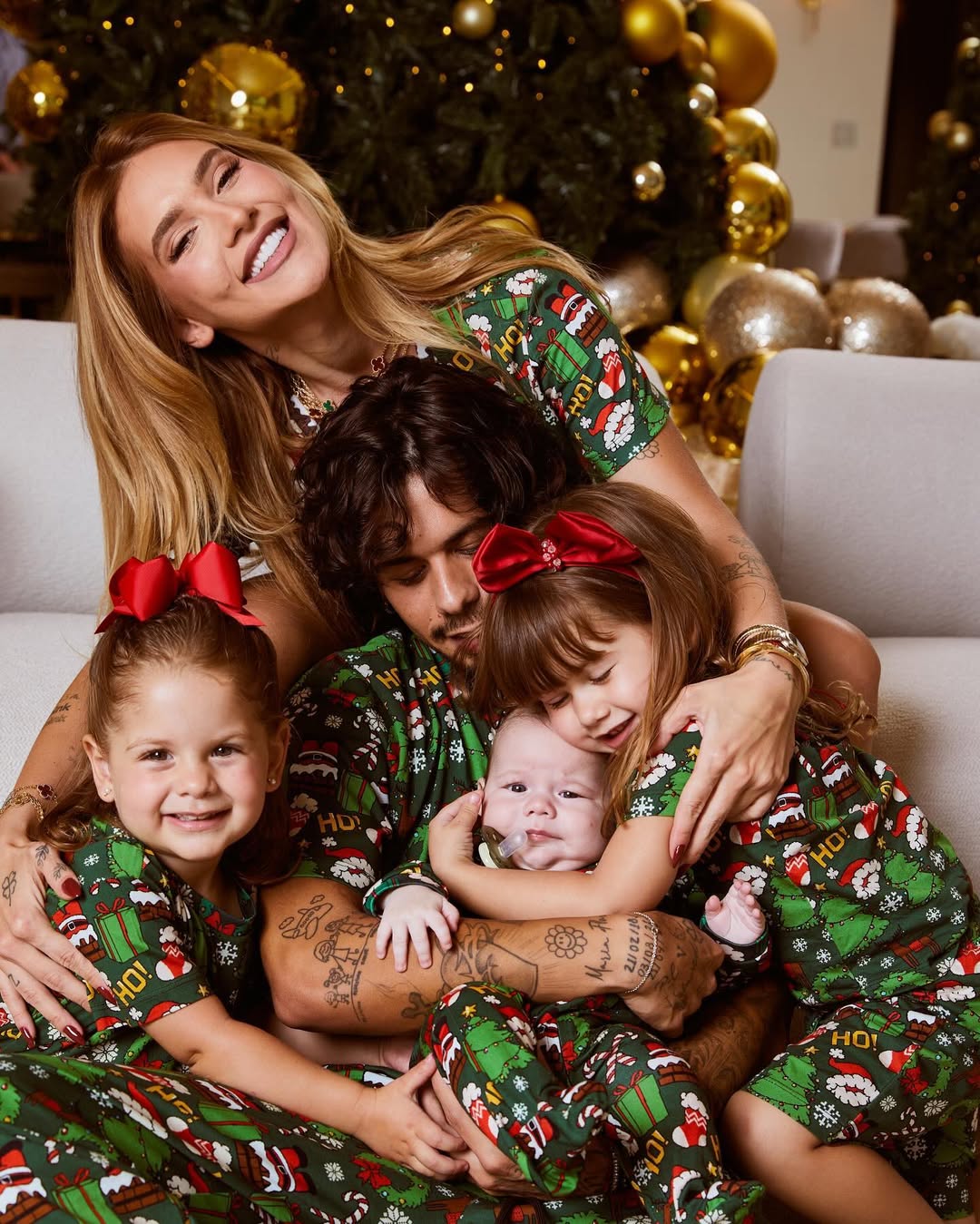 Virginia Fonseca e Zé Felipe posam com filhos em ensaio de Natal