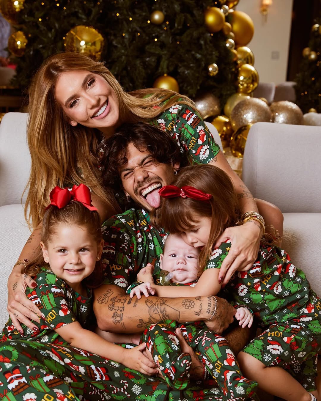 Virginia Fonseca e Zé Felipe posam com filhos em ensaio de Natal