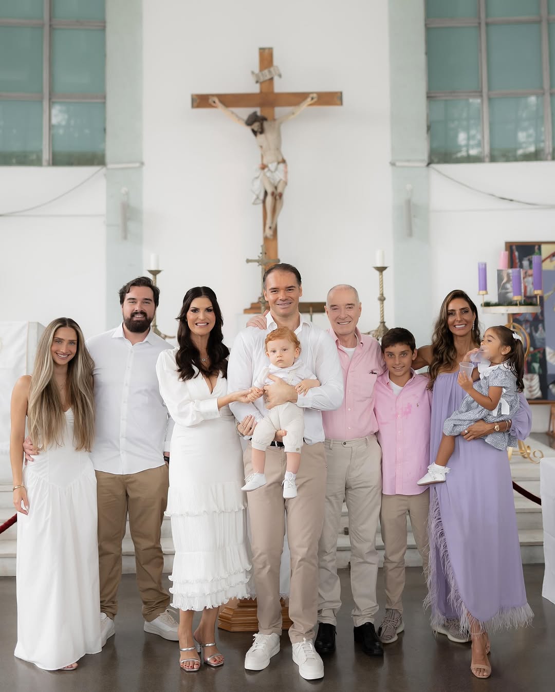 Thor Batista realiza batismo do filho ao lado da esposa e familiares