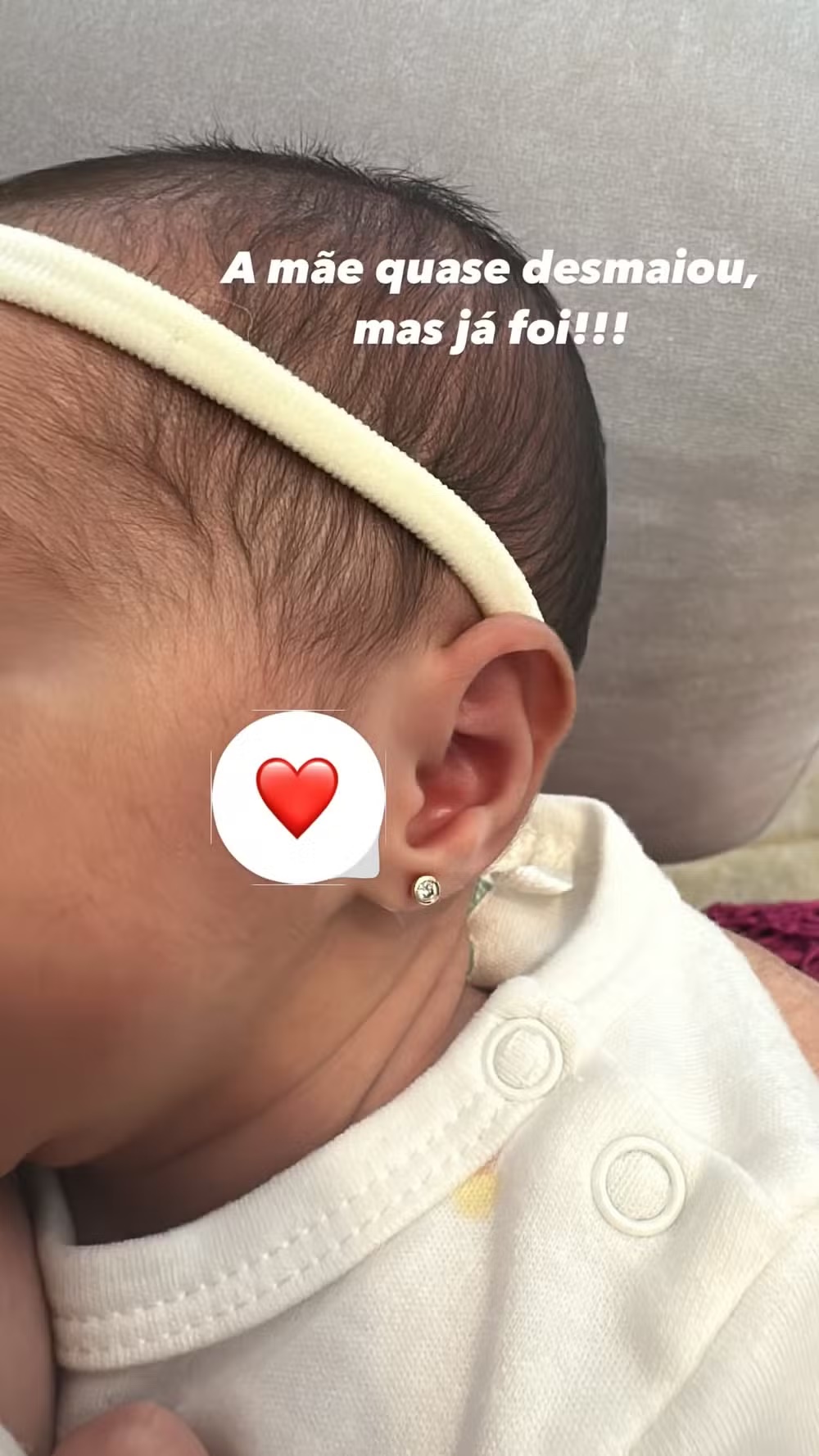 Graciele Lacerda furou a orelha da filha (Foto: Reprodução/Instagram)