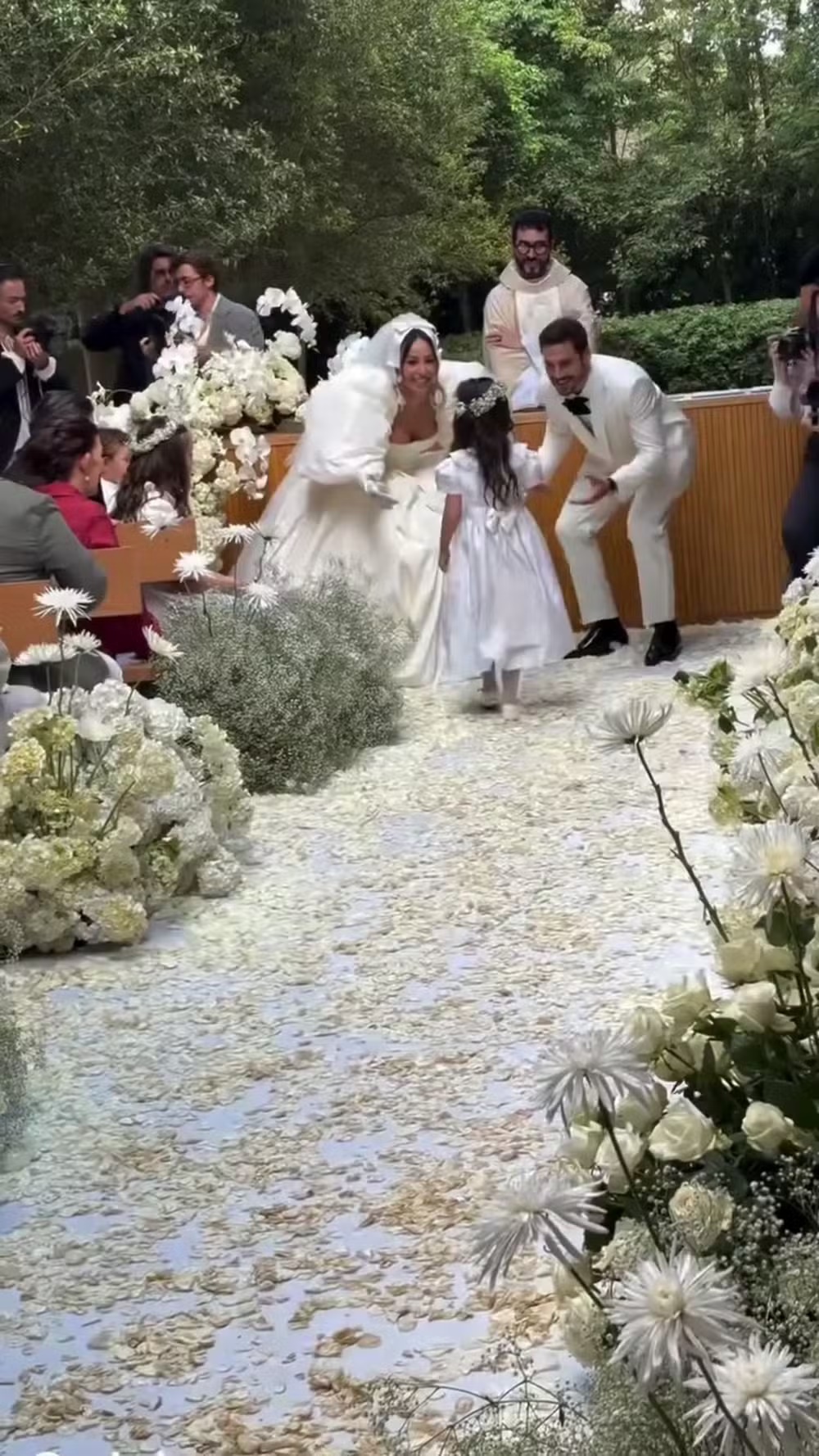 Zoe levou as alianças no casamento de Sabrina Sato e Nicolas Prattes (Foto: Reprodução/Instagram)