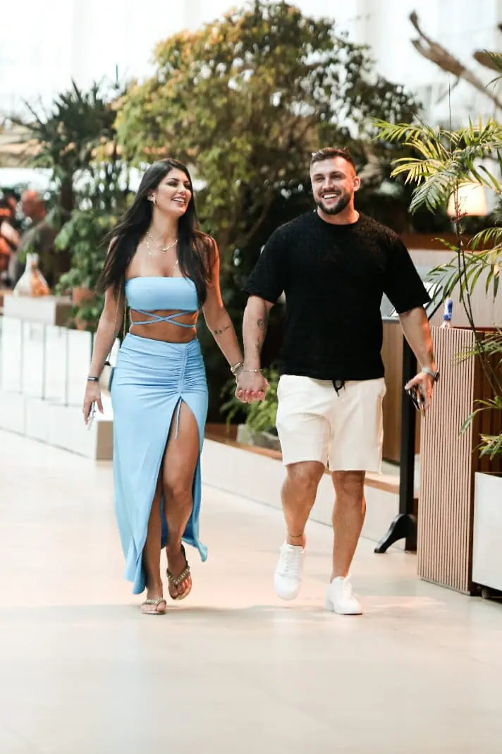 Tá rolando? Ex-BBB Arthur Picoli é flagrado de mãos dadas com morena bonitona