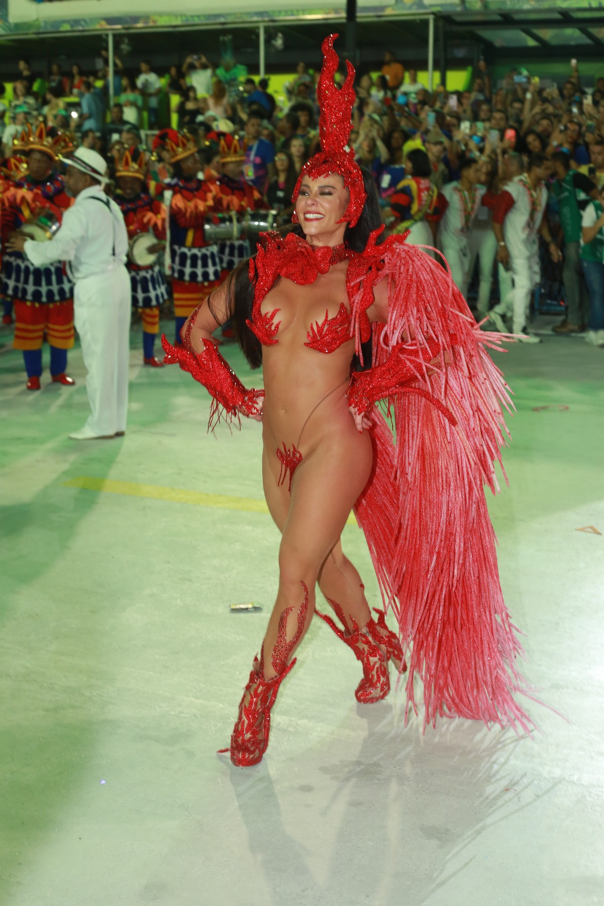 Paolla Oliveira no desfile das campeãs Rio de Janeiro