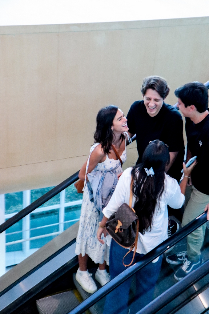 Foto de Bruna Marquezine descendo a escada rolante de um shopping com amigos