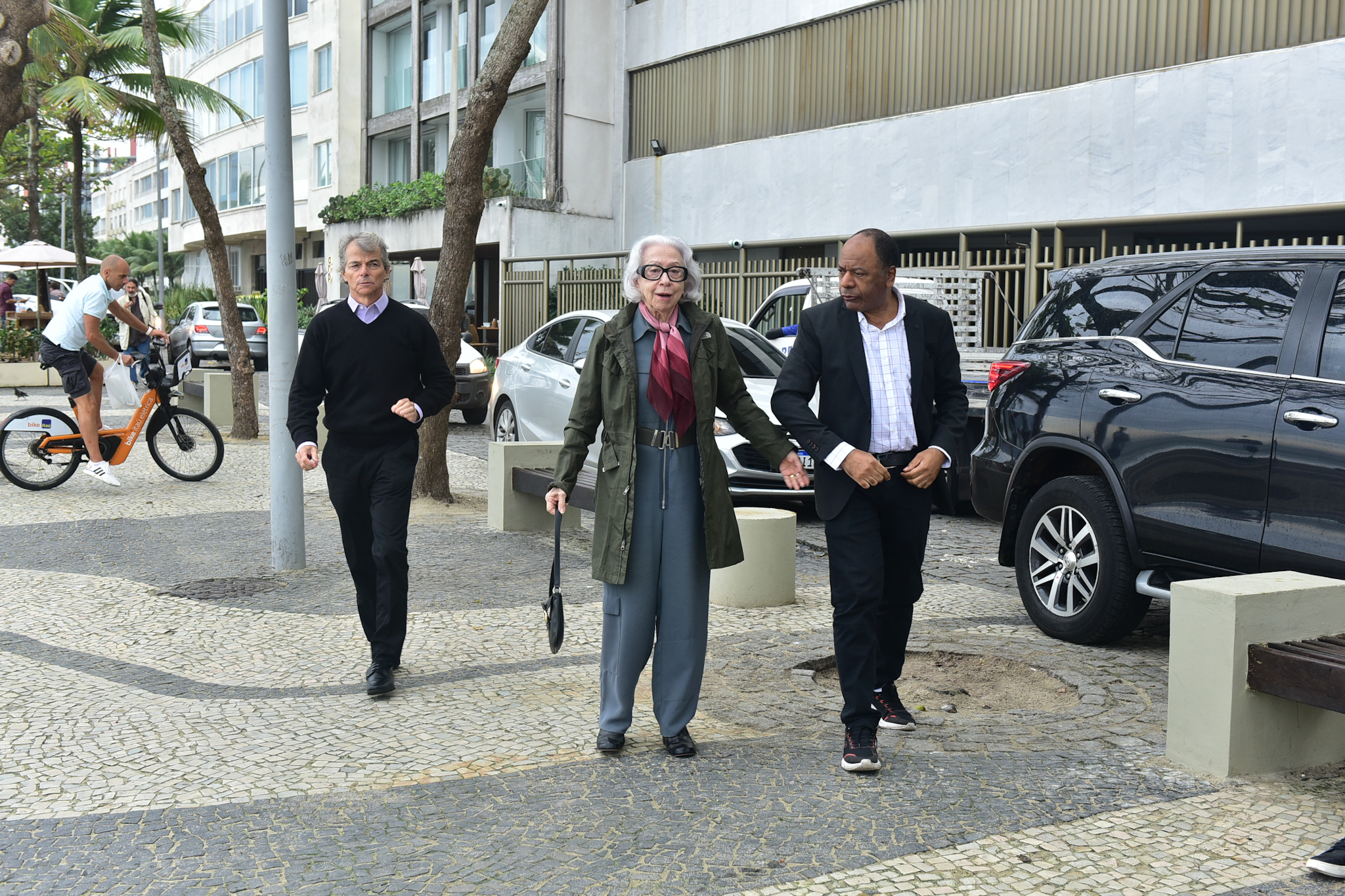 Foto de Fernanda Montenegro chegando para inaugurar homenagem a Gilberto Braga