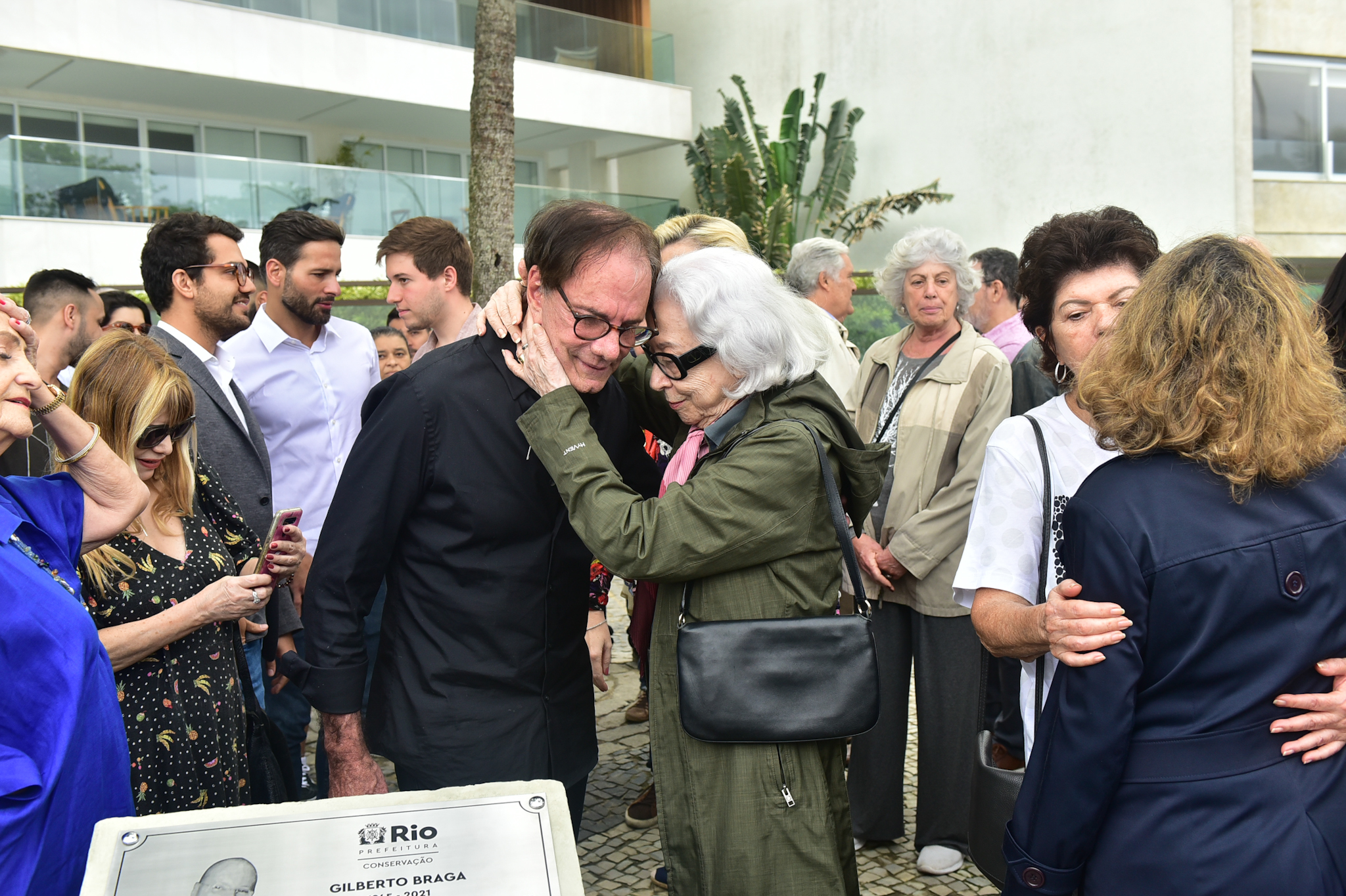 Foto de Fernanda Montenegro abraçando Edgar Moura Brasil