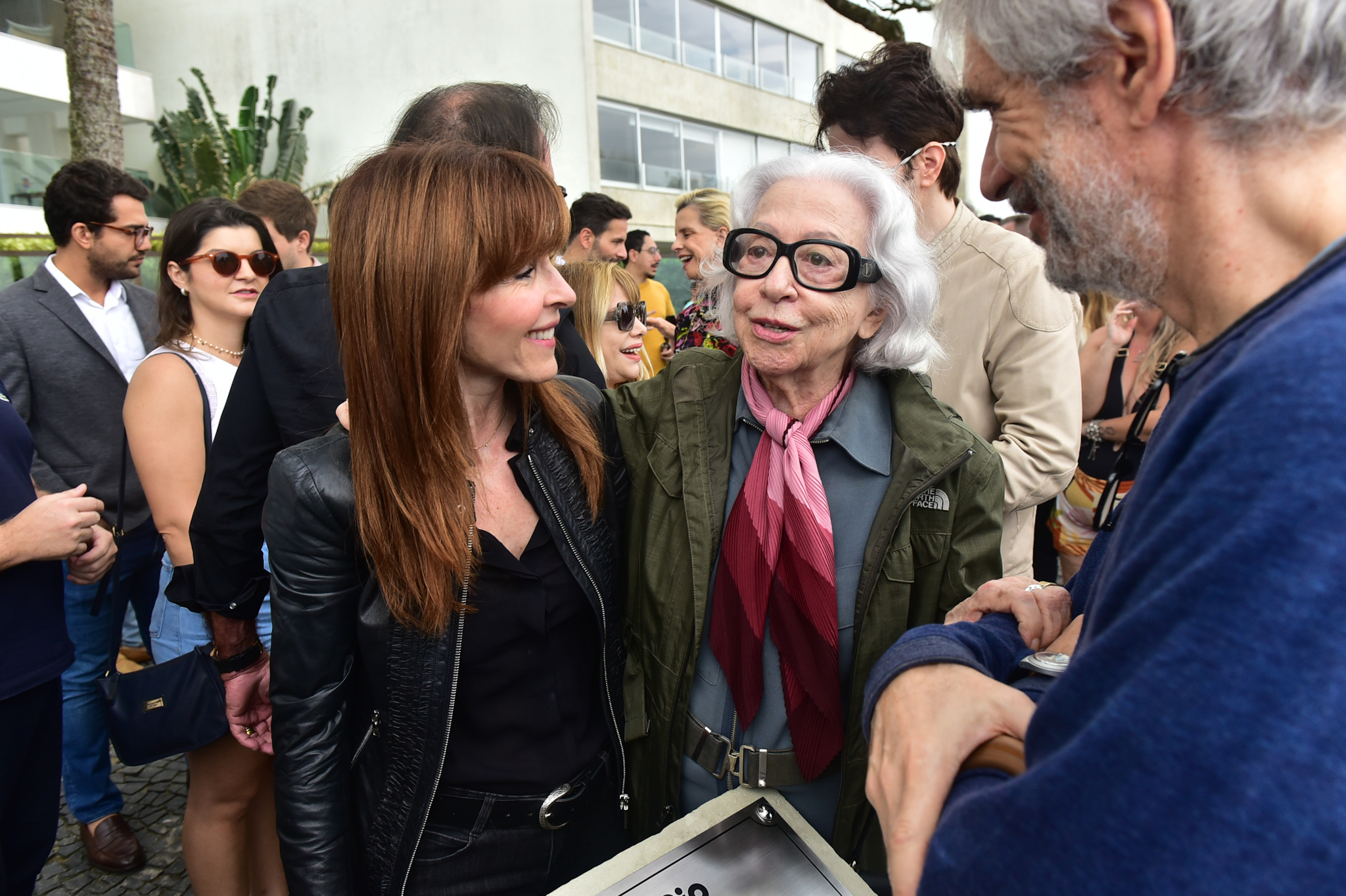 Foto de Fernanda Montenegro conversando com Deborah Evelyn