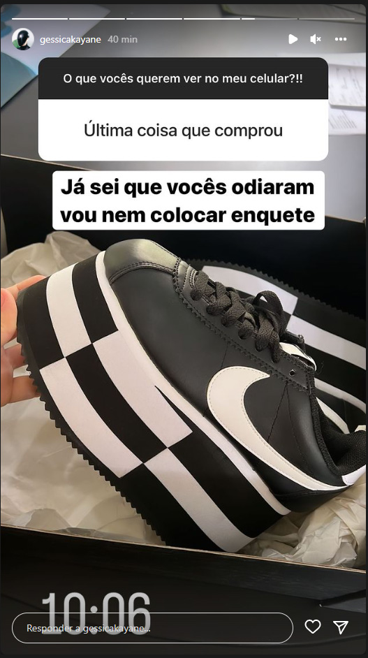 Foto retirada dos Stories de Gkay mostrando um tênis de plataforma da marca Nike xadrez preto e branco