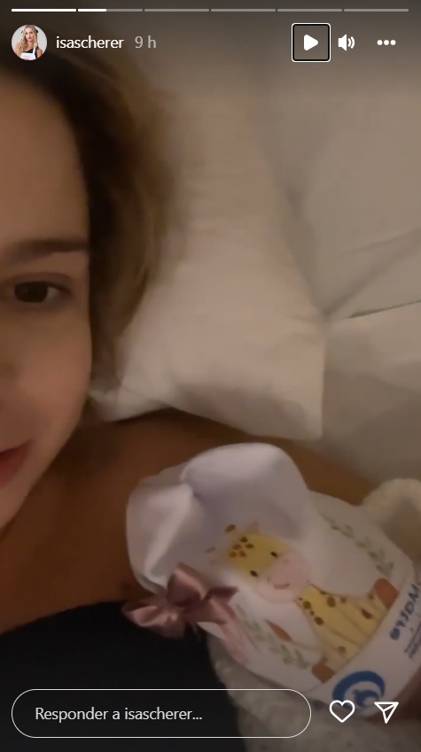 Isa Scherer surge com filha nos braços em primeira aparição pós-parto: "Loucura"