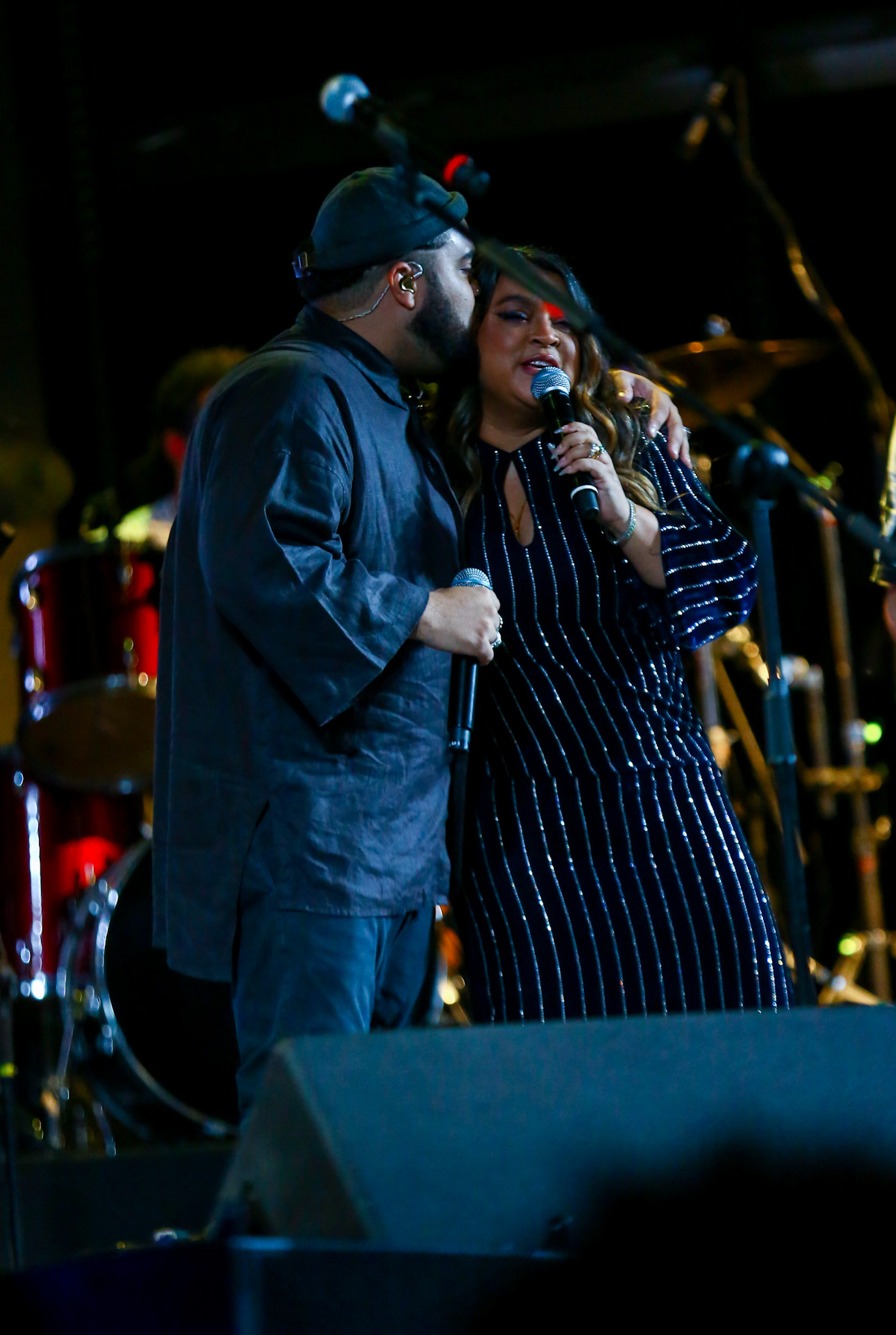 Foto de Fran e Preta Gil se abraçando no palco de um show