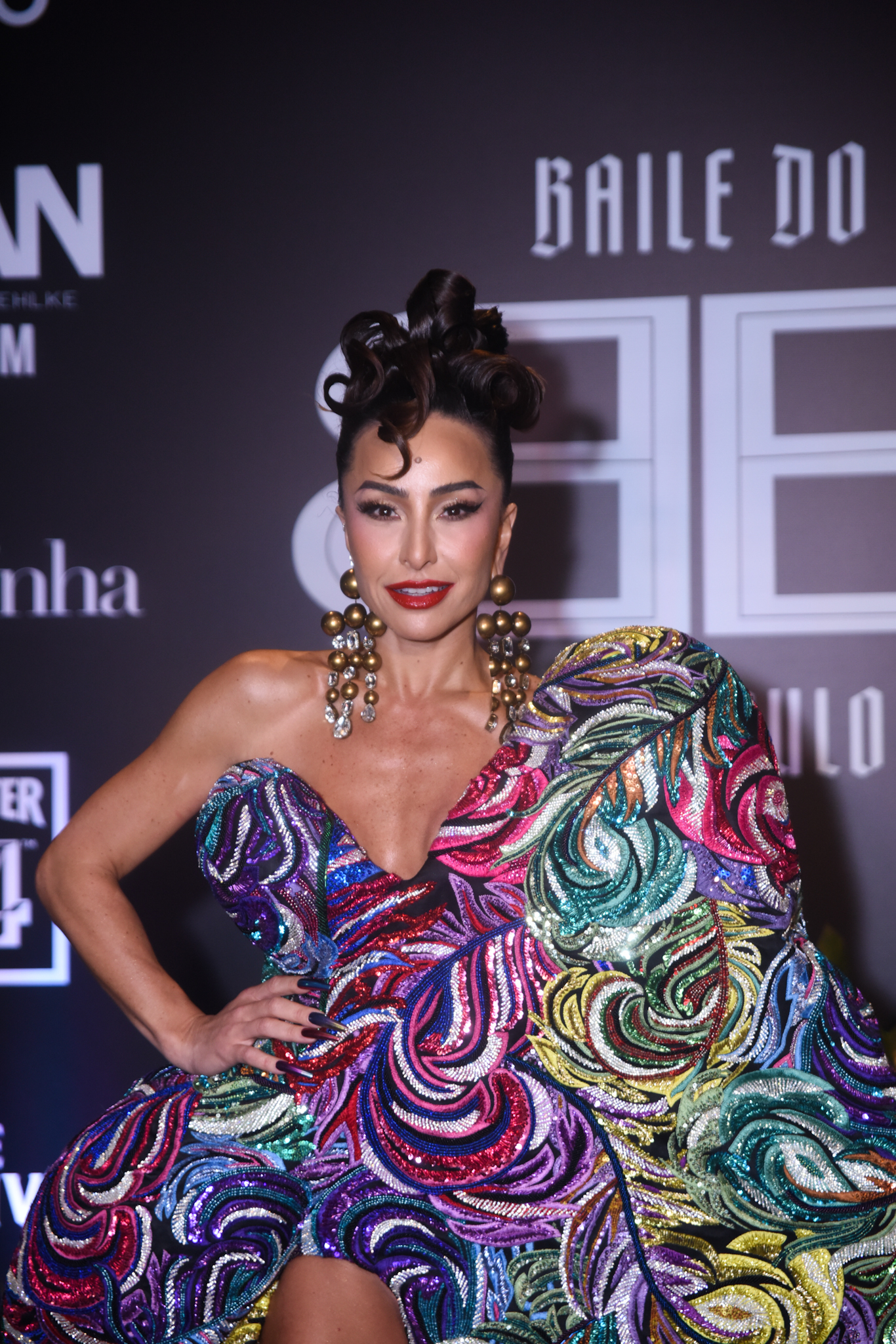 Foto de Sabrina Sato com um vestido super colorido e fenda até a virilha