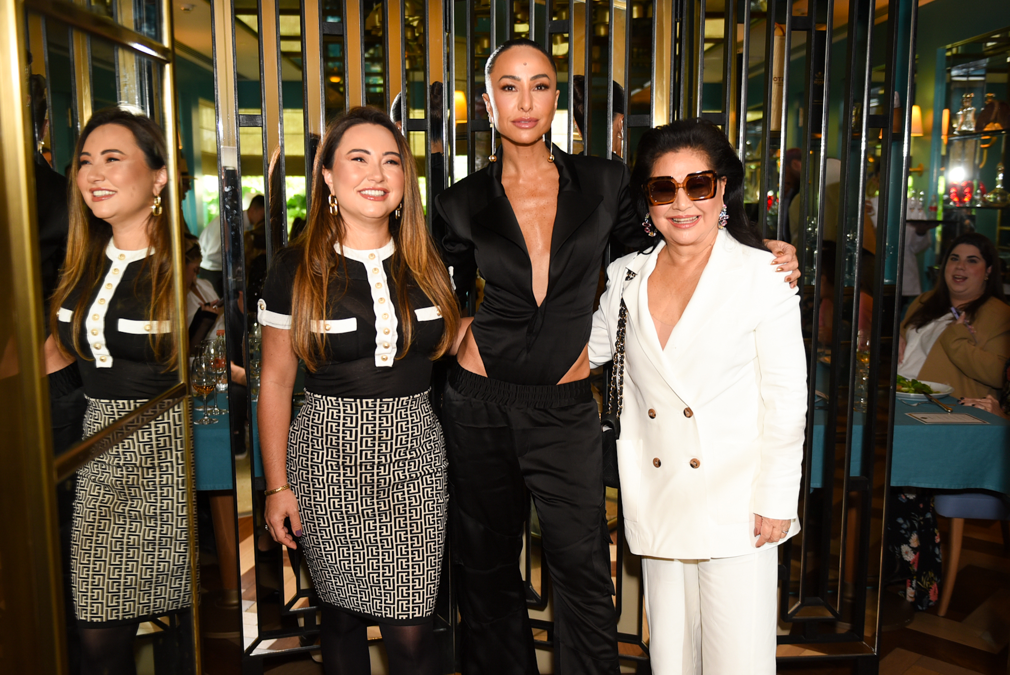 Foto de Sabrina Sato com a mãe, Kika e a irmã, Karina