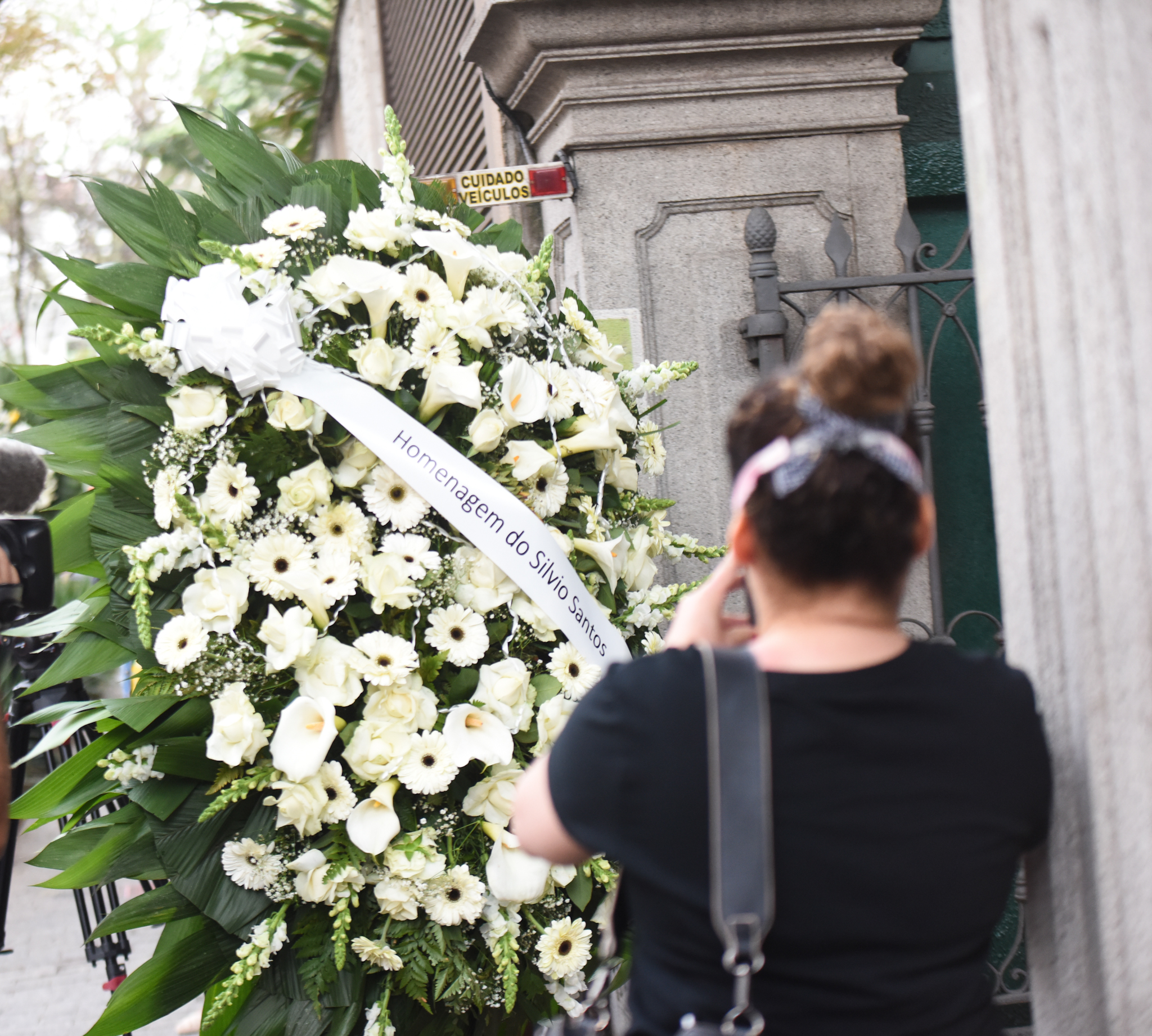 Foto da coroa de flores enviada por Silvio Santos para o velório de Jô Soares