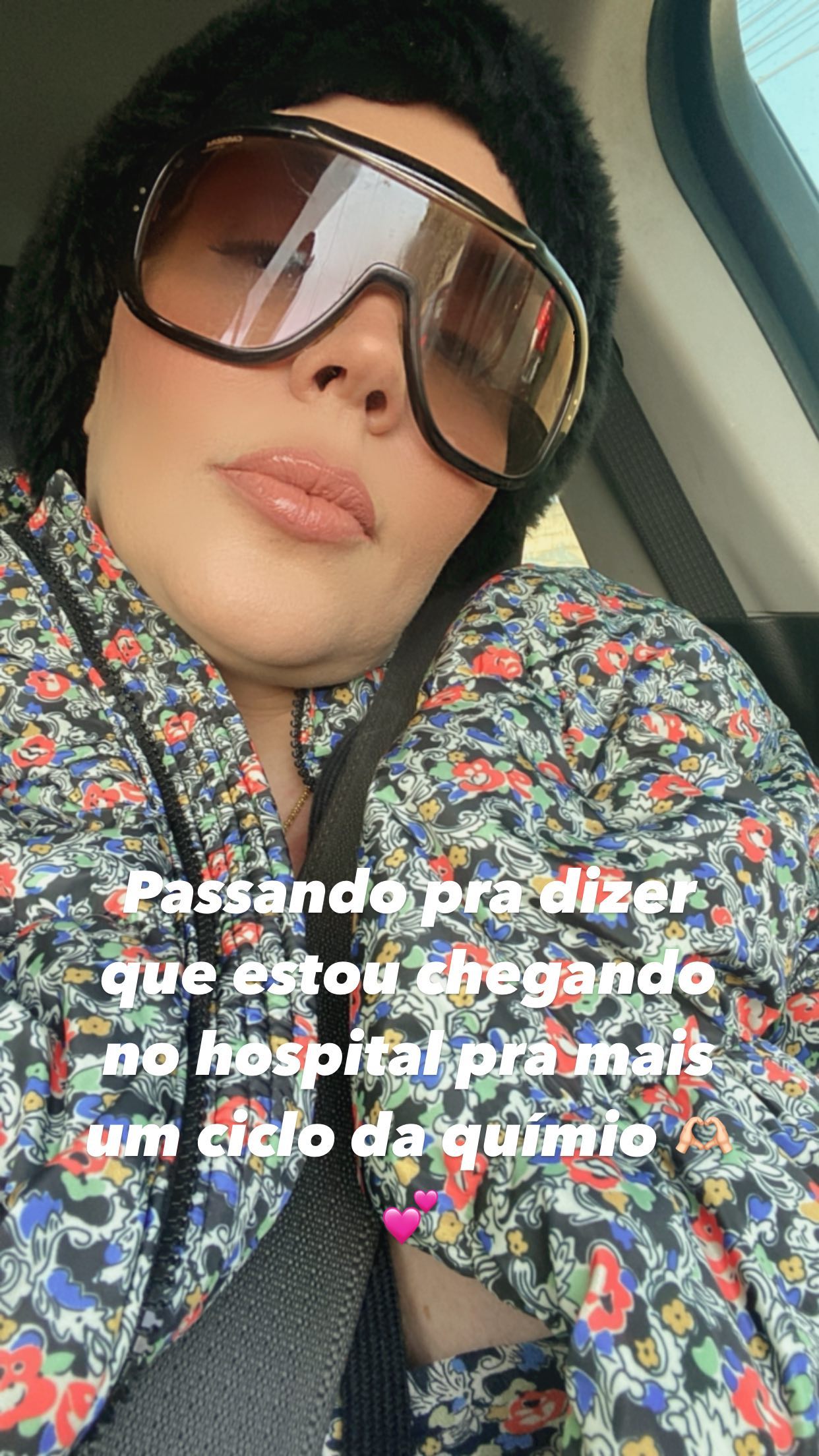 Simony surge abatida ao fazer quimioterapia em luta contra câncer: "Mais um ciclo"