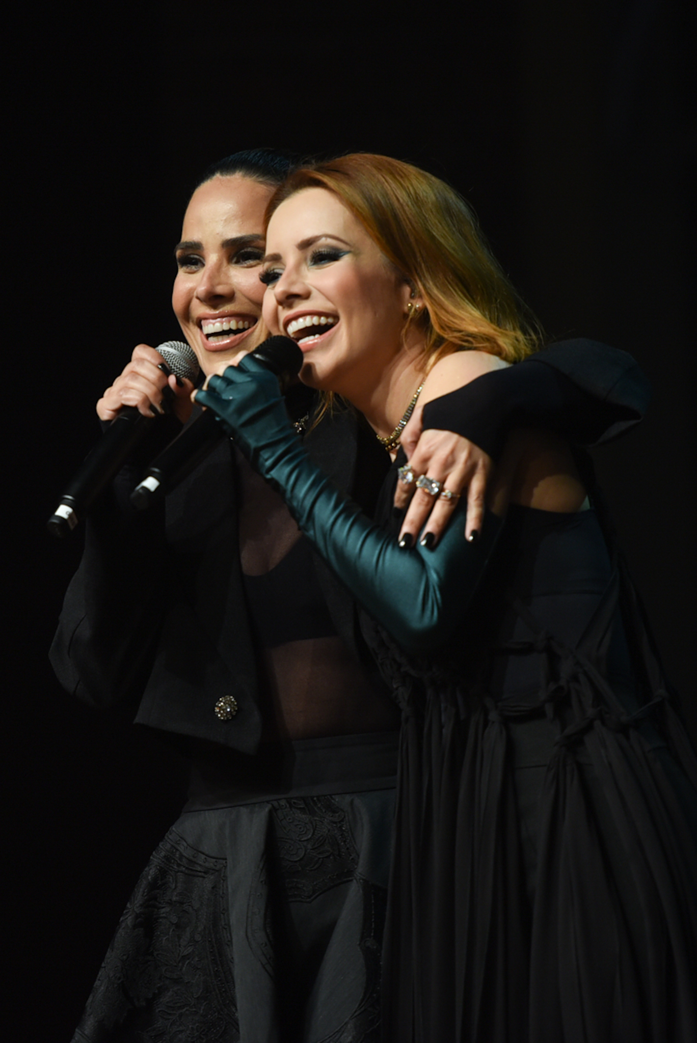 Foto de Wanessa e Sandy dividindo um palco enquanto cantam