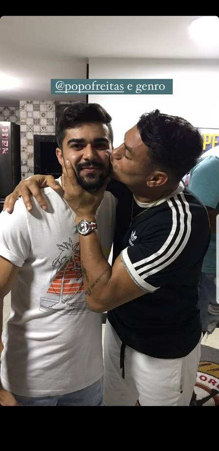 Popó surge beijando o namorado