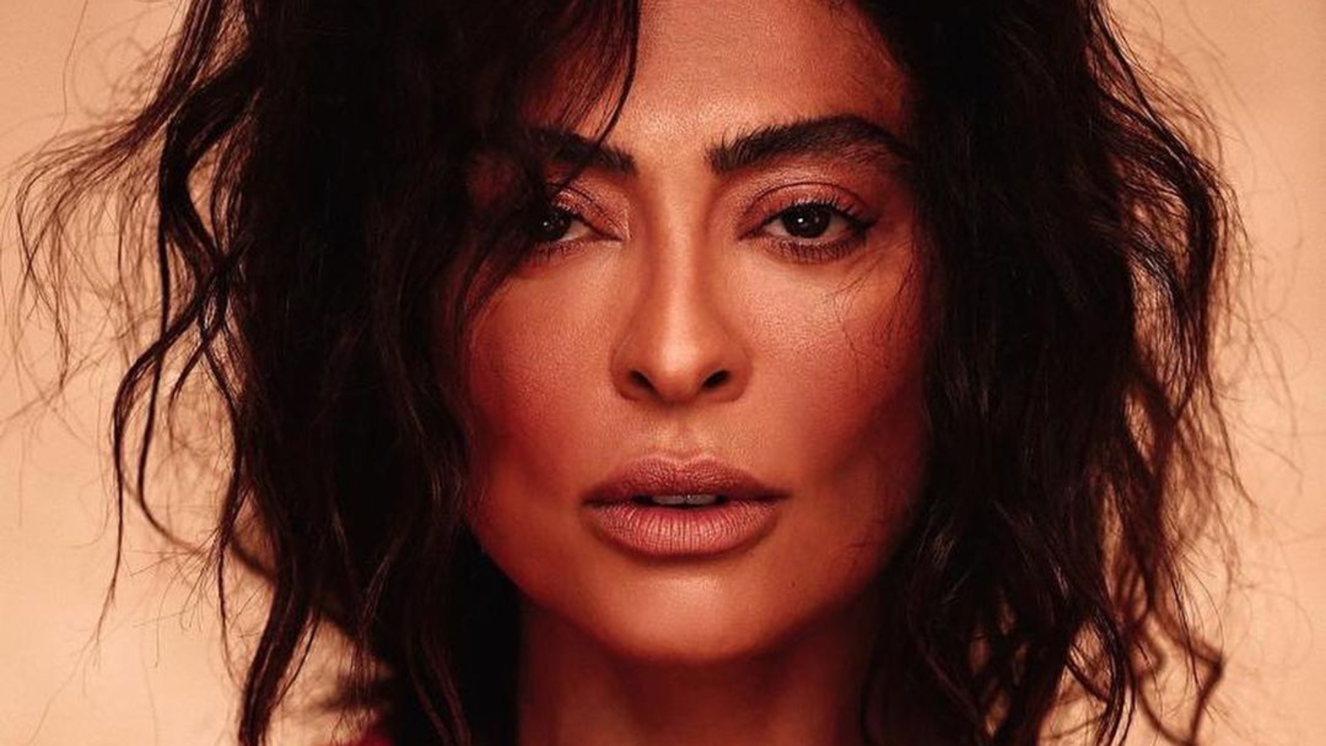 Juliana Paes abre blusa em clique picante e exibe seios em decotaço:  “Escultura”