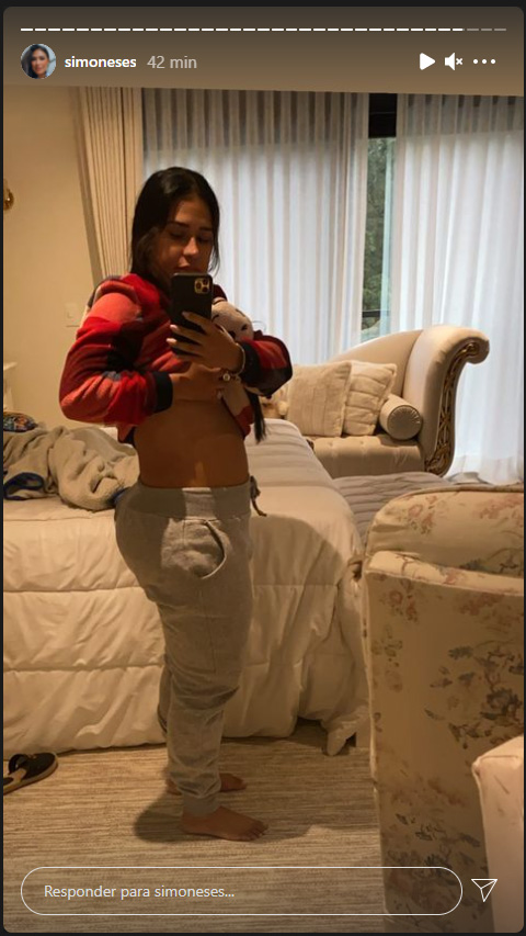 Simone mostra barriga