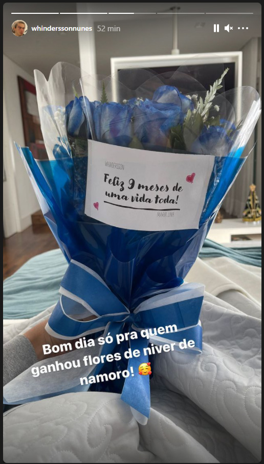 Whindersson Nunes recebe flores