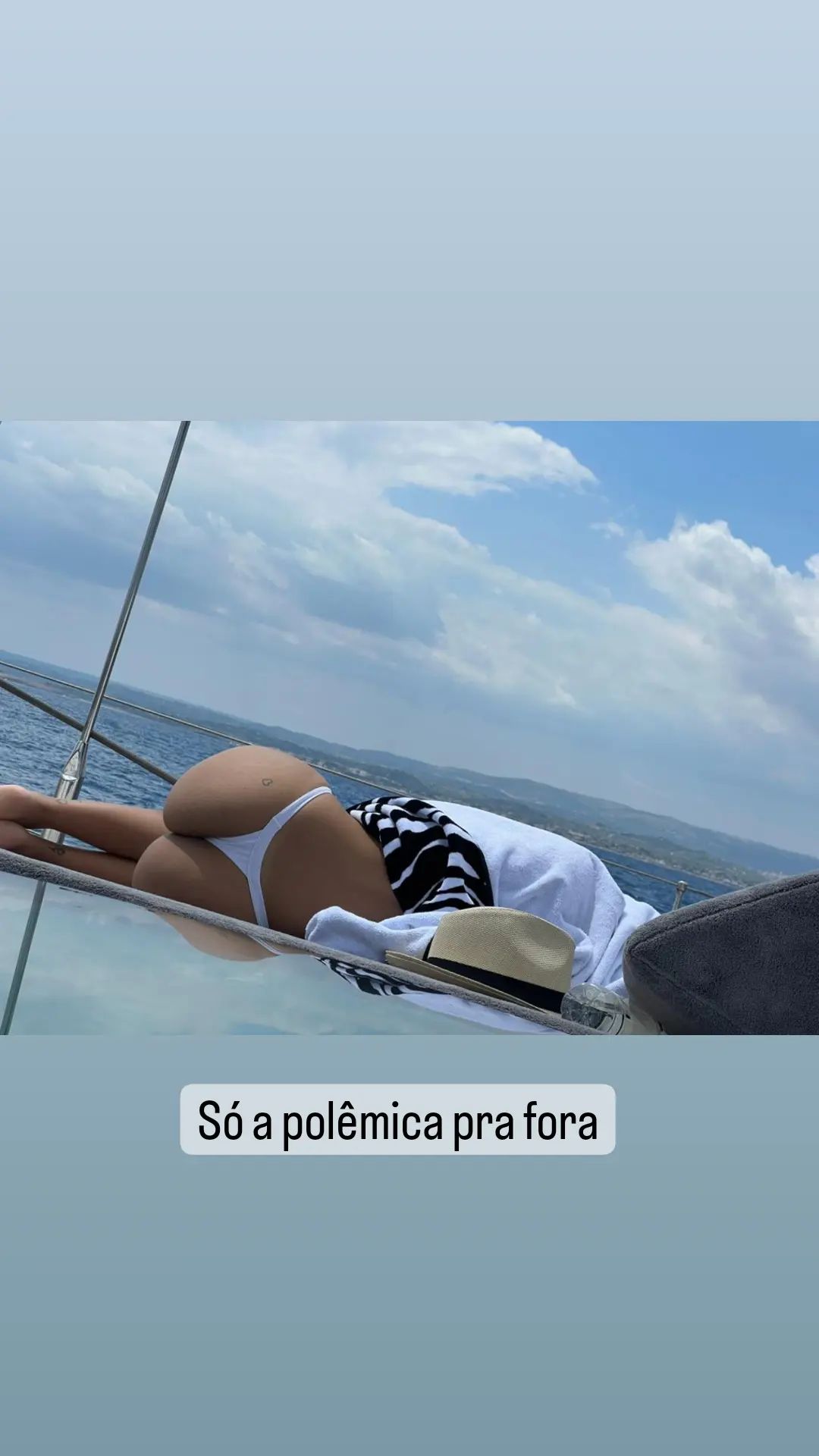 Anitta foca câmera em biquíni atoladíssimo no bumbum farto e provoca: "Polêmica"