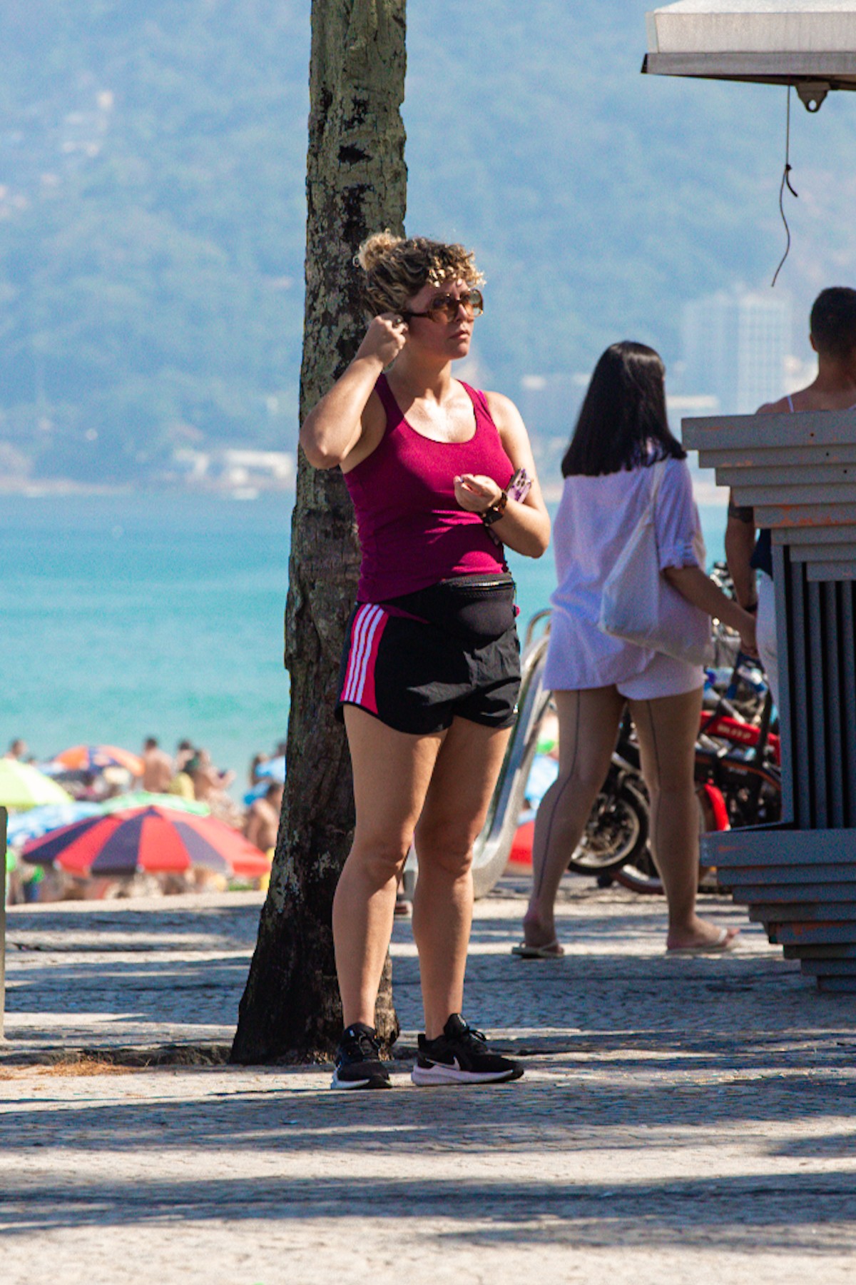 Foto de Bárbara Borges correndo à beira da praia