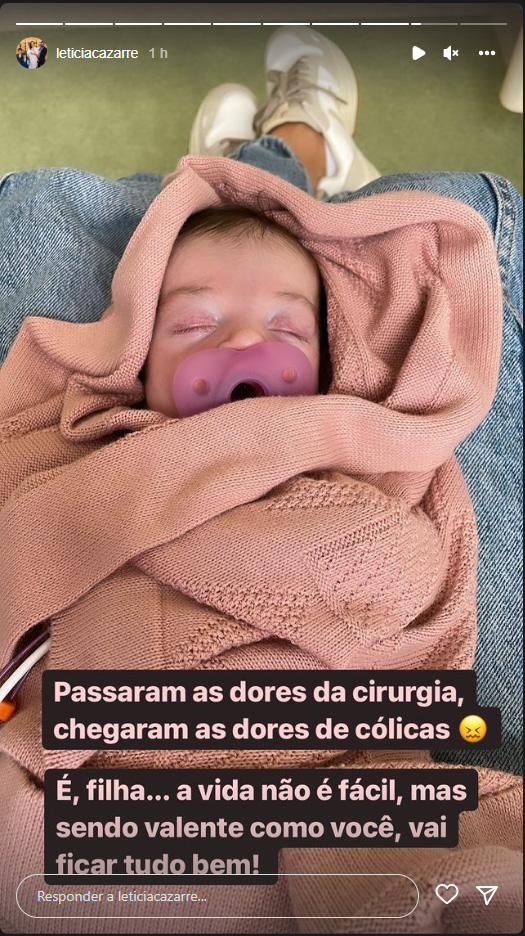 Filha de Juliano Cazarré e Letícia Cazarré, Maria Guilhermina, enrolada em um cobertor com os dizeres: "Passaram as dores da cirurgia, chegaram as dores de cólicas. É, filha... a vida não é fácil, mas sendo valente como você, vai ficar tudo bem"