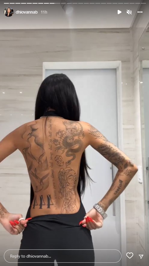 Que coragem! Irmã de Gabigol fecha as costas com tatuagens até o quadril