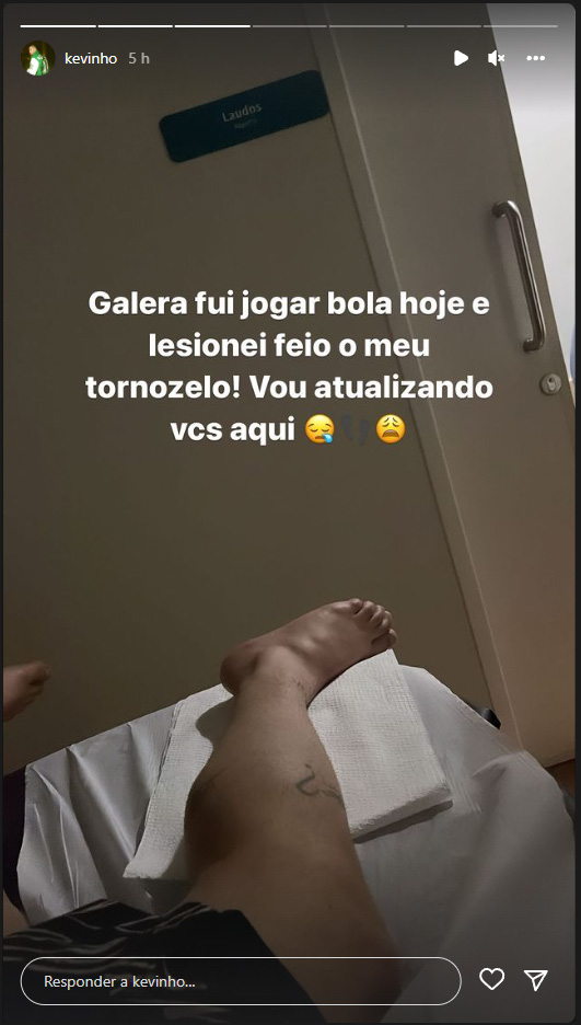 Foto da perna do cantor Kevinho retirada dos Stories do Instagram. Os escritos: "Galera, fui jogar bola hoje e lesionei feio o meu tornozelo"