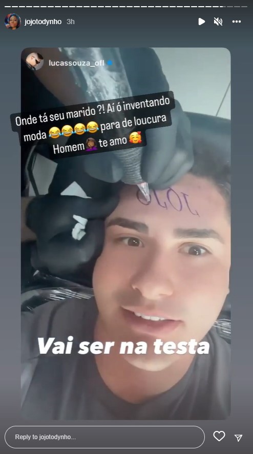 Marido de Jojo Todynho faz tatuagem na testa