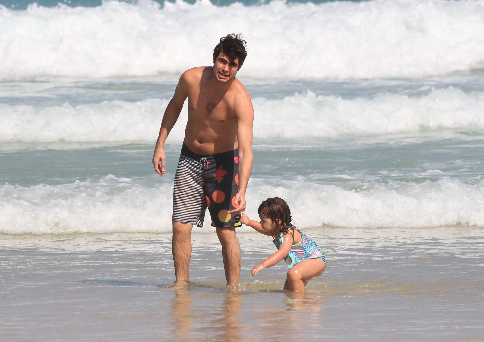 Rafa Vitti com Clara Maria na praia