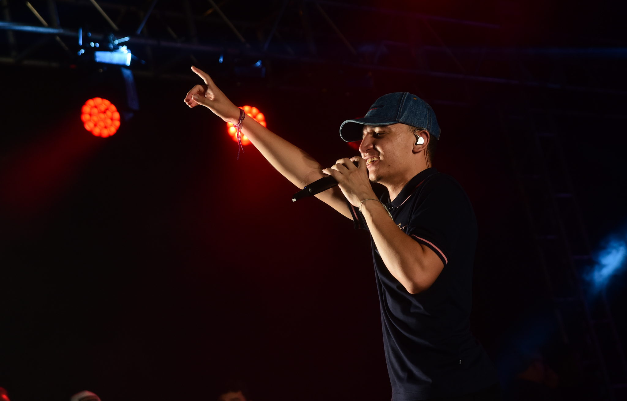 Foto de João Gomes cantando com o dedo apontado para cima