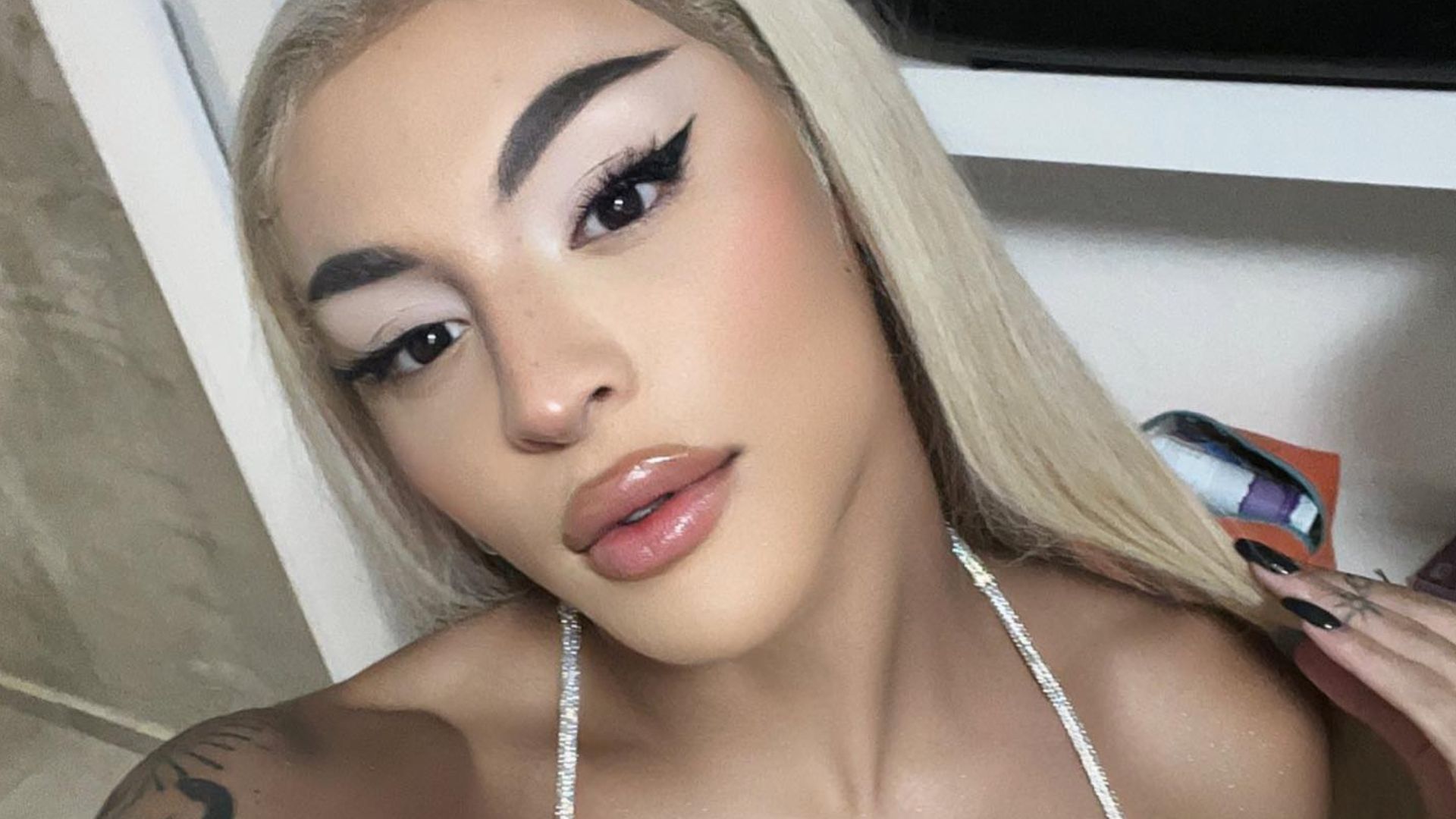 Pabllo Vittar empina bumbum no espelho e calcinha colada explode: 