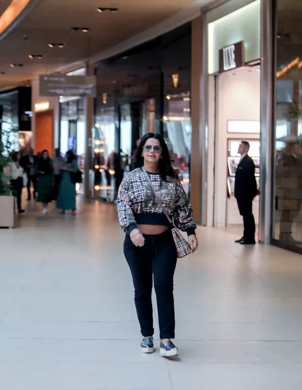 Viviane Araújo vai às compras com barriga à mostra