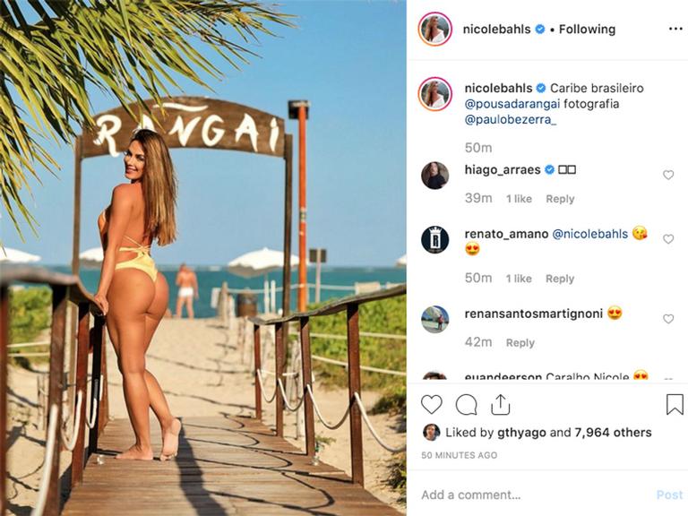 Nicole Bahls esbanja boa forma em fotos de maiô