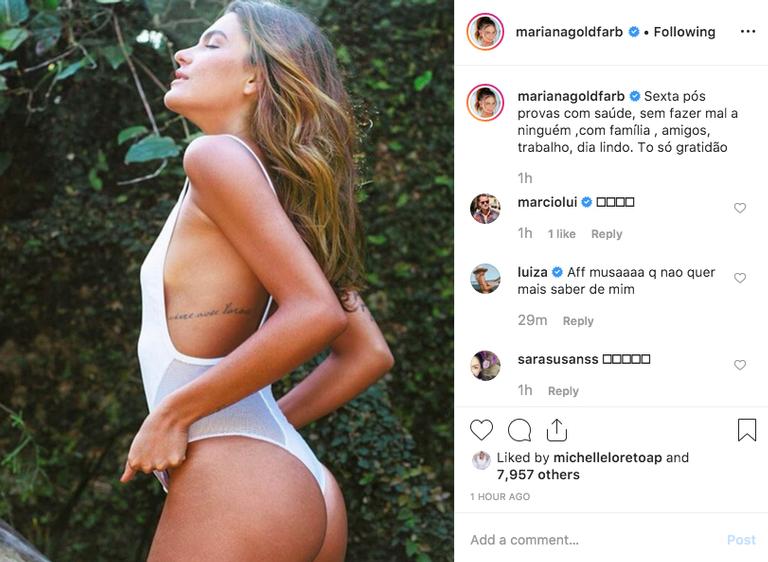 Mariana Goldfarb sensualiza ao surgir de maiô decotado e deixa tatuagem à mostra