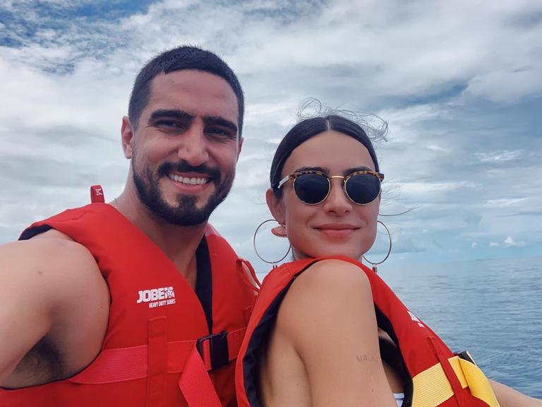 Thaila Ayala em clima de romance com Renato Góes