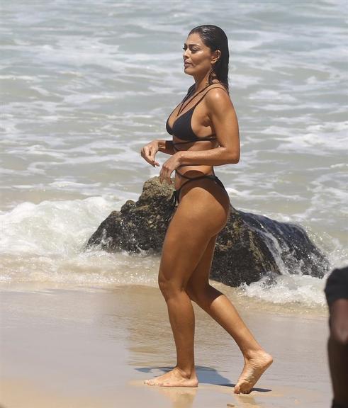 Juliana Paes exibe corpão ao surgir com biquíni ousado