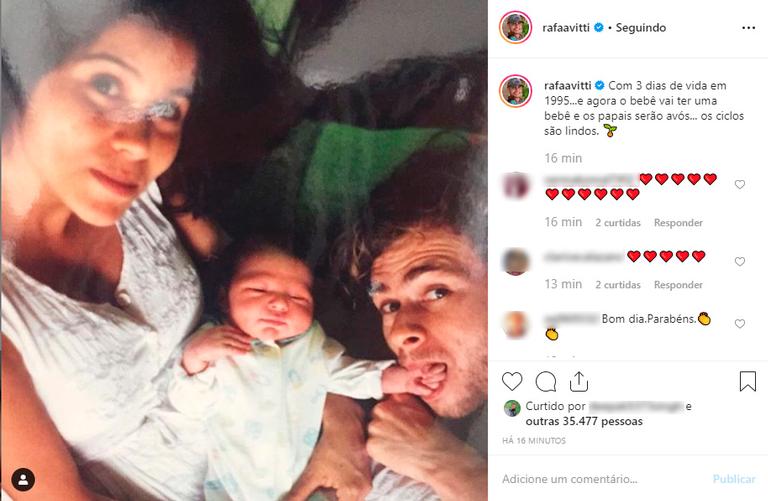 Rafael Vitti em clique antigo com o pai e a mãe