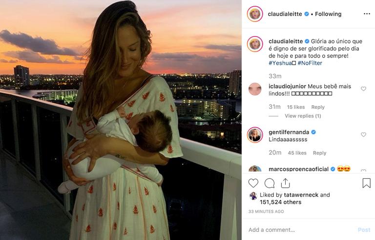 Claudia Leitte encanta ao surgir com a filha no colo