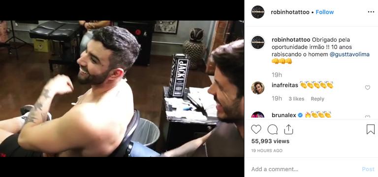 Gusttavo Lima faz tatuagem com o nome O Embaixador