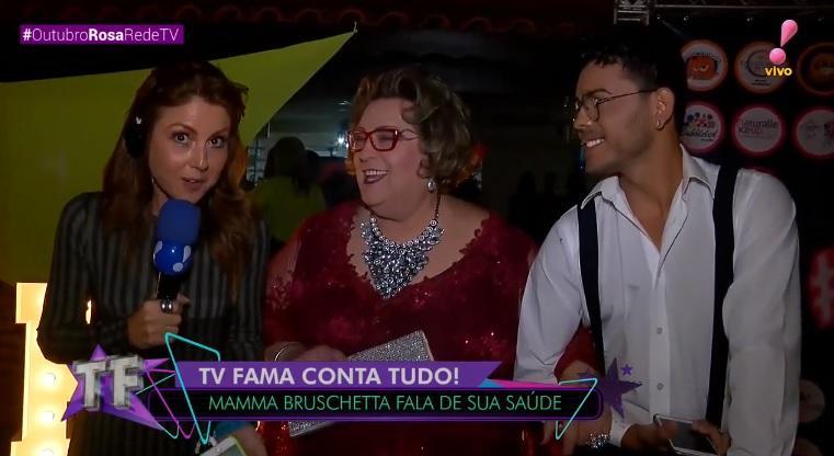 Mamma Bruschetta surge com o namorado 47 anos mais jovem