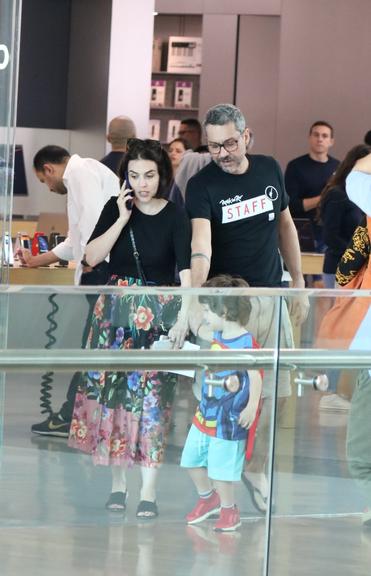 Alexandre Nero é flagrado com a mulher e o filho em shopping no Rio de Janeiro