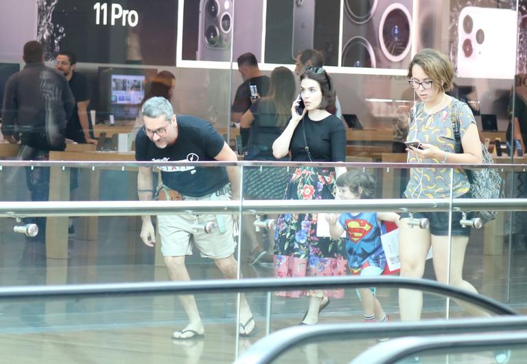 Alexandre Nero é flagrado com a mulher e o filho em shopping no Rio de Janeiro