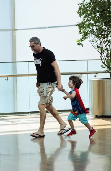 Alexandre Nero é flagrado com a mulher e o filho em shopping no Rio de Janeiro