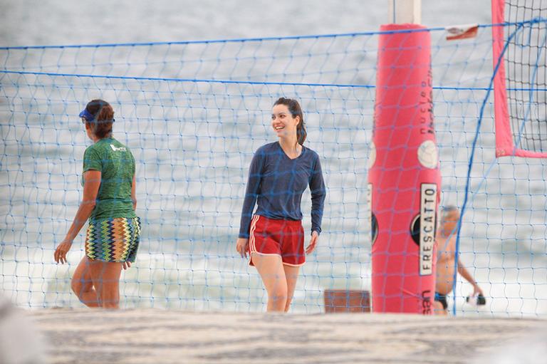 Nathalia Dill curte vôlei na praia