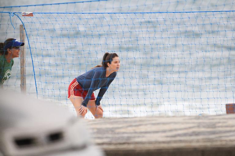 Nathalia Dill joga vôlei de shortinho