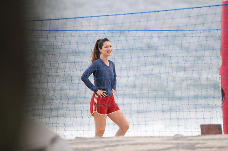 Nathalia Dill arrasa no vôlei de shortinho