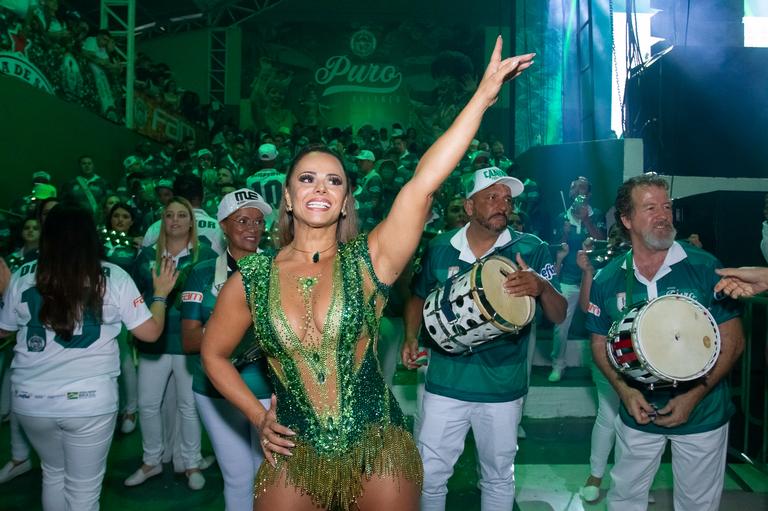 Viviane Araújo cai no samba na Mancha Verde